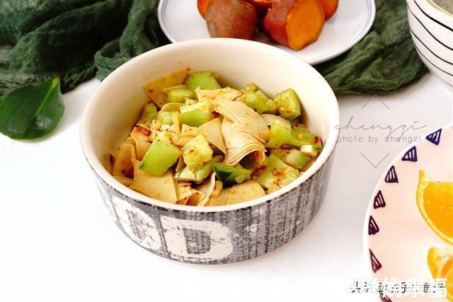 45岁阿姨轻断食午餐，走红朋友圈，网友：吃这么多还不胖，佩服