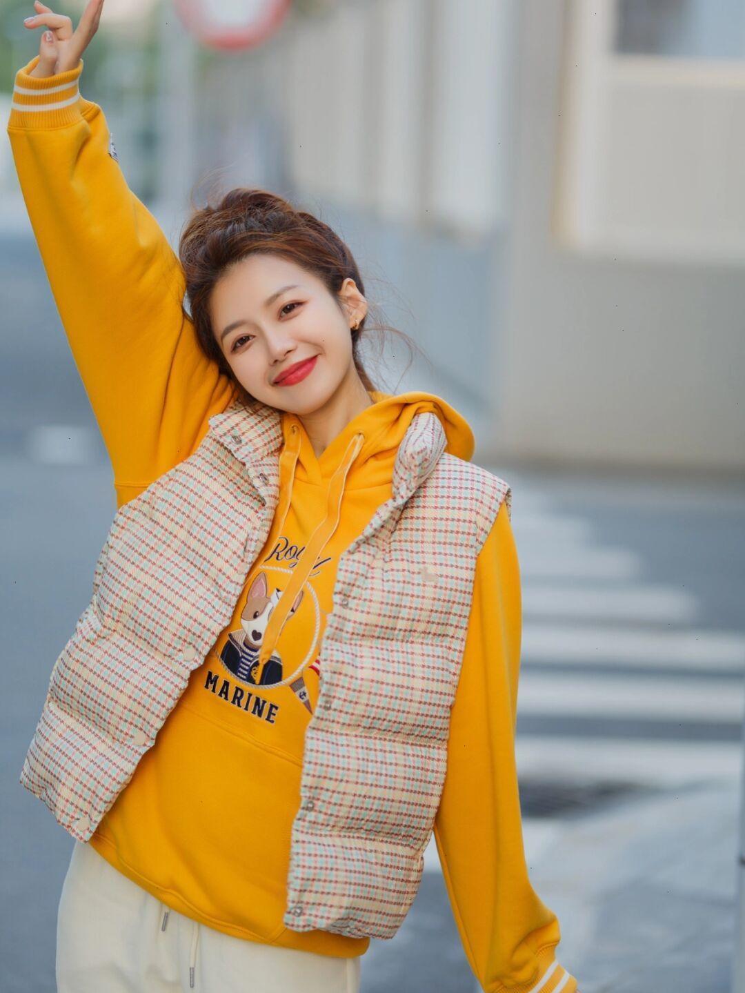 无袖 不知道换季怎么搭?入手一件“羽绒马甲”搭配长裤,女神范十足!