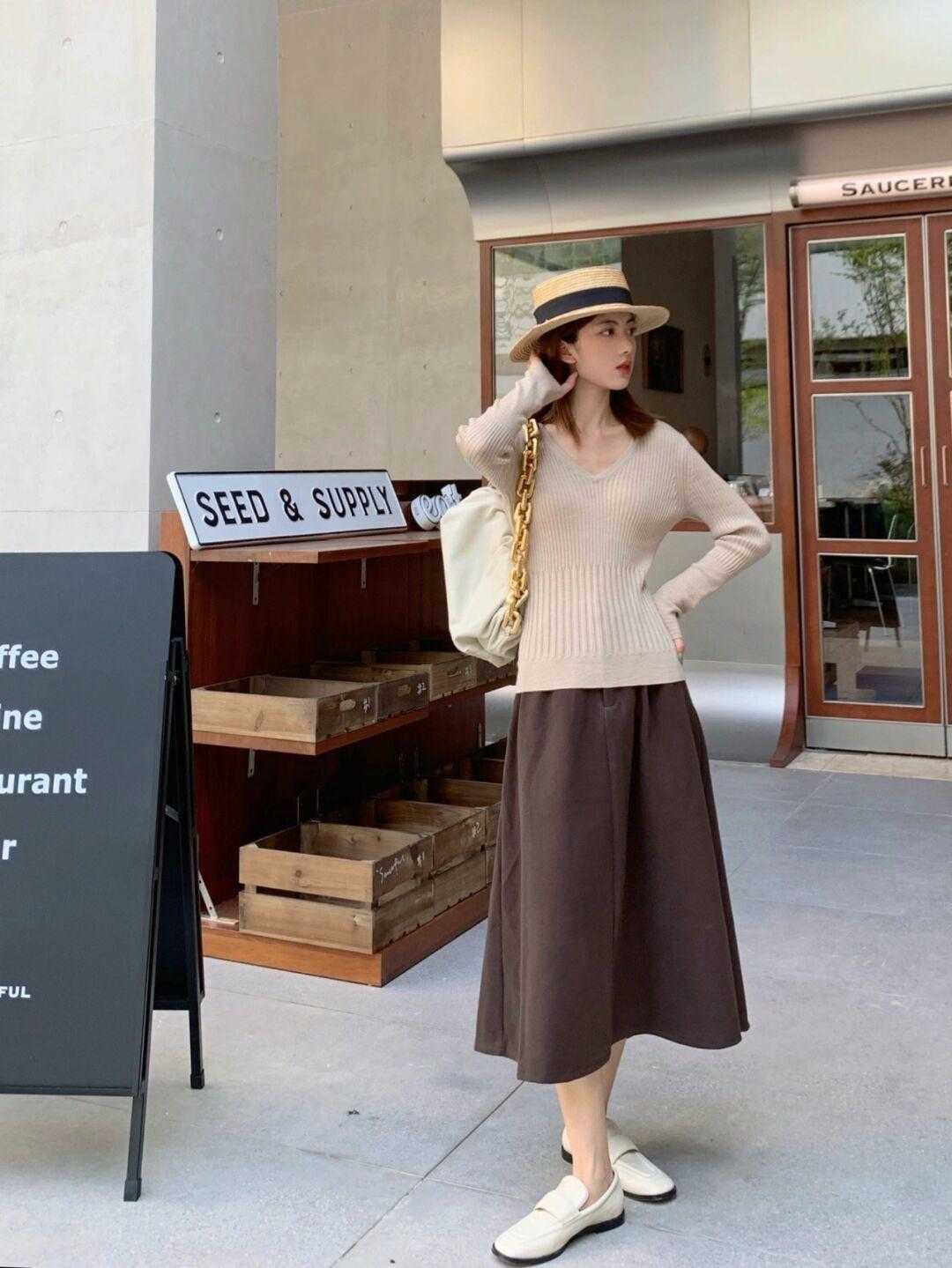 鞋子|秋季半身裙怎样穿好看,可以从上衣下功夫,发挥空间大