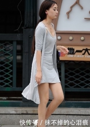 街拍:路边休息的灰色连衣短裙美女,甜美又活泼,女神颜值逆天