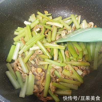 猪肉|可好吃的芹菜炒肉片！最香的吃法，让我连吃了三碗饭