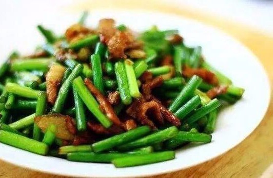 炒蒜苔别直接下锅炒，多加这“1步”，蒜苔爽脆入味不生硬
