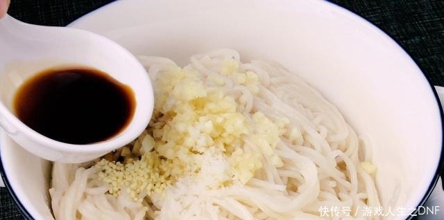 凉拌面学会这样做,酸辣爽口,开胃解腻,一盆根本不够吃,解馋!