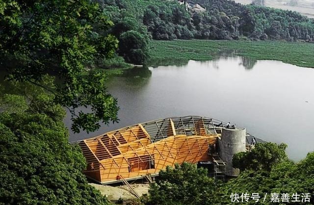 中薪|越南河内湖边民宅,土砖茅草打造的别墅!