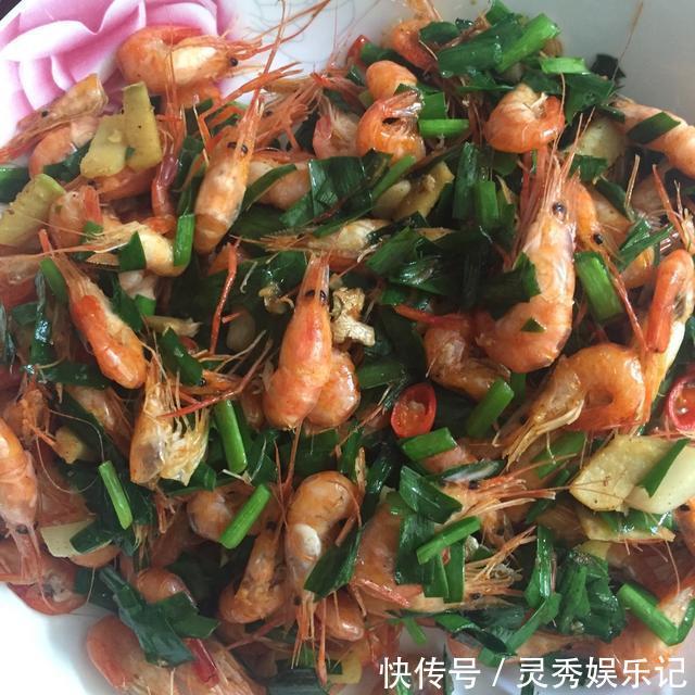 大排档|回老家，老公请同学来家吃夜宵，我做了6个下酒菜，3箱啤酒喝精光