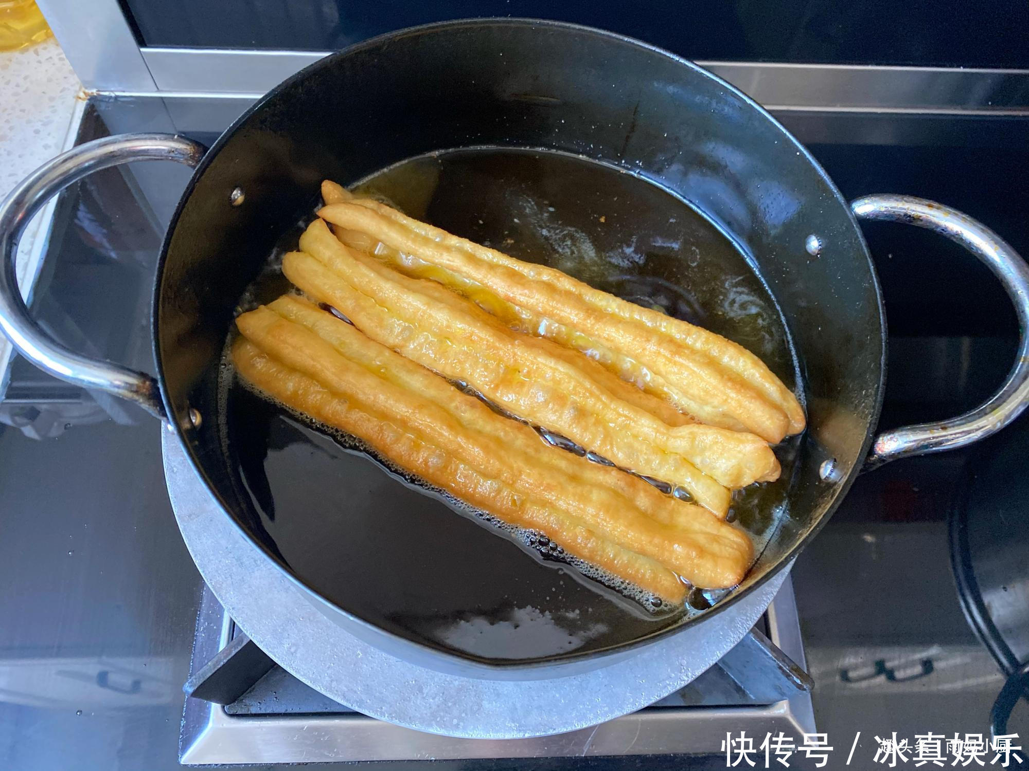 不用1滴水不用泡打粉的安心油条,酥香蓬松,孩子吃更安全