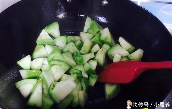 开胃|茄子不必清炒啦，如此做几分钟就出锅，开胃又下饭！
