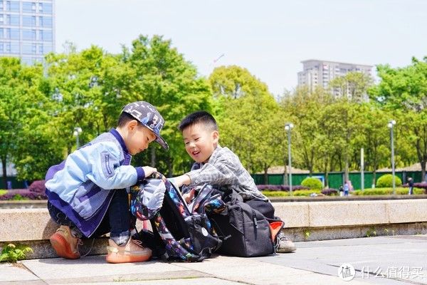 背上这款护脊撞色GMT书包，你就是广场上最潮的仔！