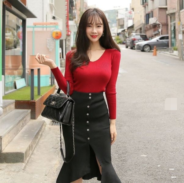 黑色|长发飘飘小姐姐,身穿黑色吊带裙,彰显出迷人的气质