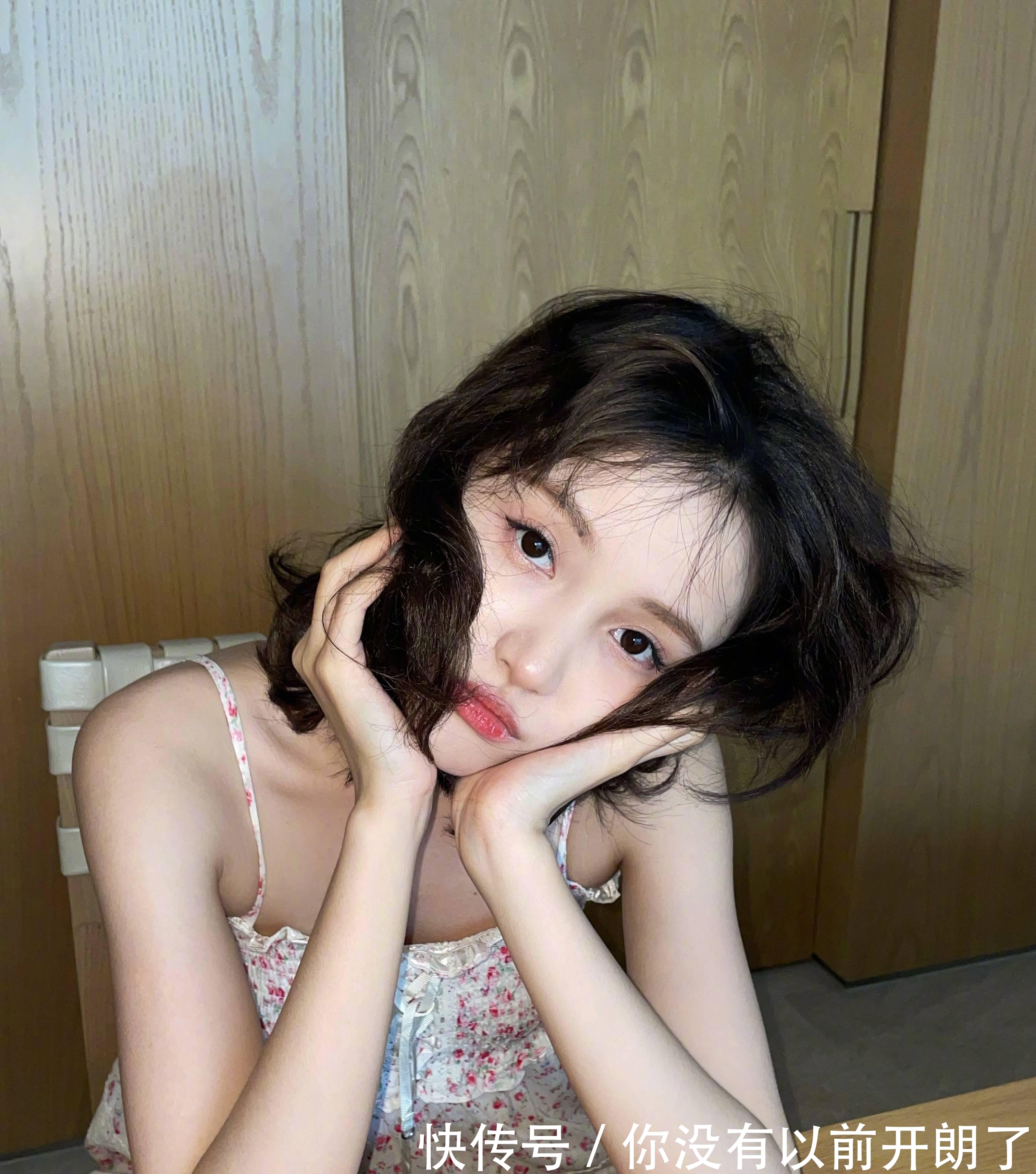 穿搭|林小宅教你夏日穿搭,粉色泡泡袖短上衣配高腰牛仔裤,超显高