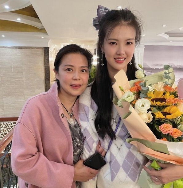 张常宁|张常宁豪宅内庆祝26岁生日!小侄子可爱母亲美丽,老公隔空送祝贺