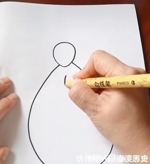 简笔画!美术生作画神脑洞,开始像大白,接着是瓢虫,看到成画懵圈了