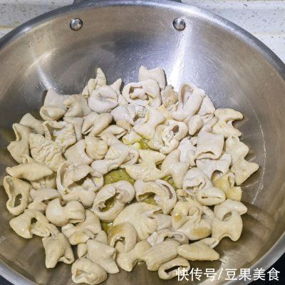 红烧肥肠|红烧肥肠比卖的还好吃，简单易做味道棒