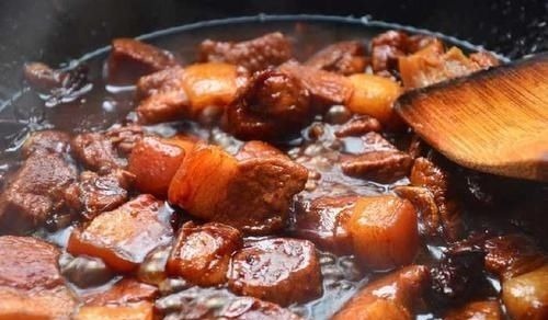 红烧肉时，别再放八角和桂皮了！放这2样炖才香，减肥也要吃一顿