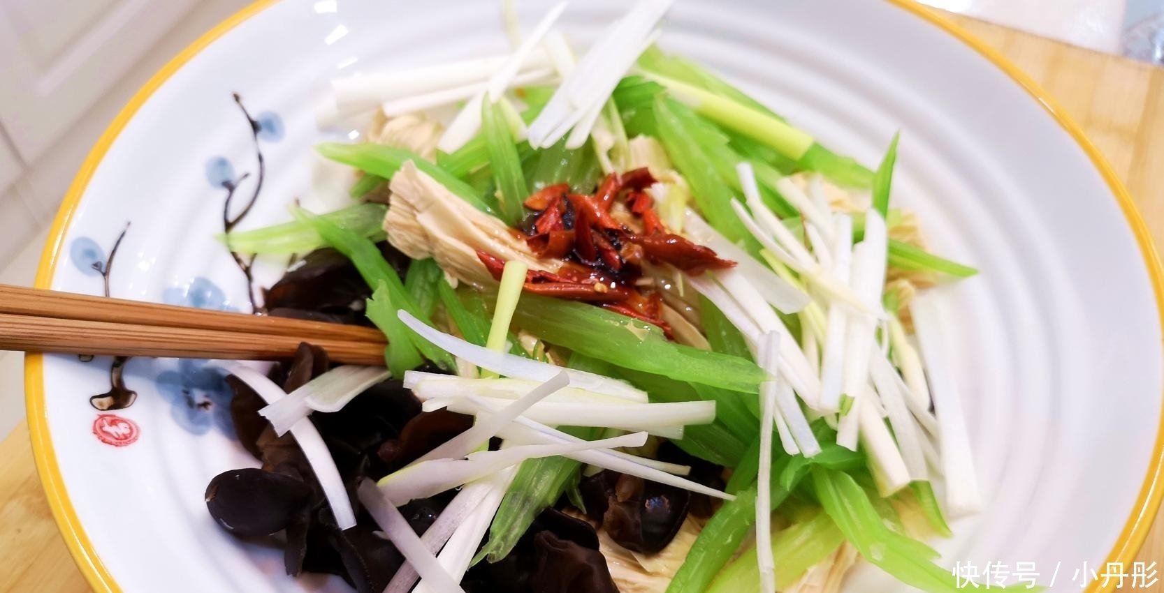 入适量|快过年了,教你这样做腐竹,爽口开胃,怎么都吃不够,比吃肉还香