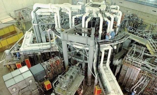 我国新一代“人造太阳”首次放电成功