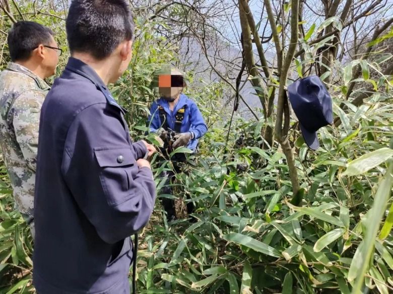 男子被困百米悬崖 民警消防联手上演“生死大营救”