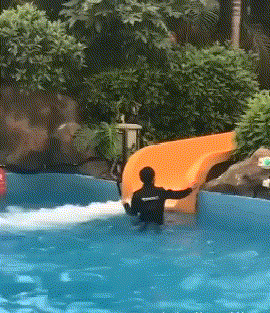 |搞笑GIF:不同年龄女人走路的区别