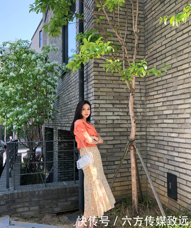 显得|孙允珠时尚穿搭春馨梨杏娉婷娇婉鲜黄色连衣裙,显得活泼开朗