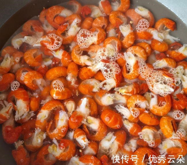 麻辣|芹菜洋葱炒龙虾尾，嘬一口龙虾尾，麻辣鲜香，好吃极啦！