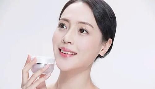 白皙|女性在睡觉前，坚持做好这几个保养动作，你的皮肤自然会白皙嫩滑