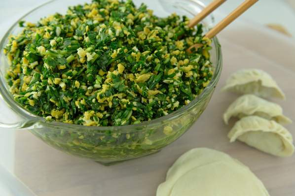 调韭菜馅，关键1步要牢记，韭菜翠绿不出水，包出的饺子鲜美好吃