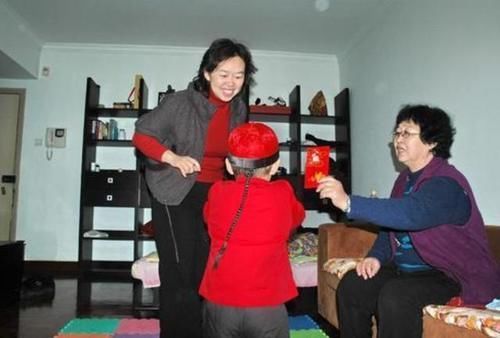 红纸|过年给孩子压岁钱,该年三十晚上给还是等到大年初一,是有讲究的