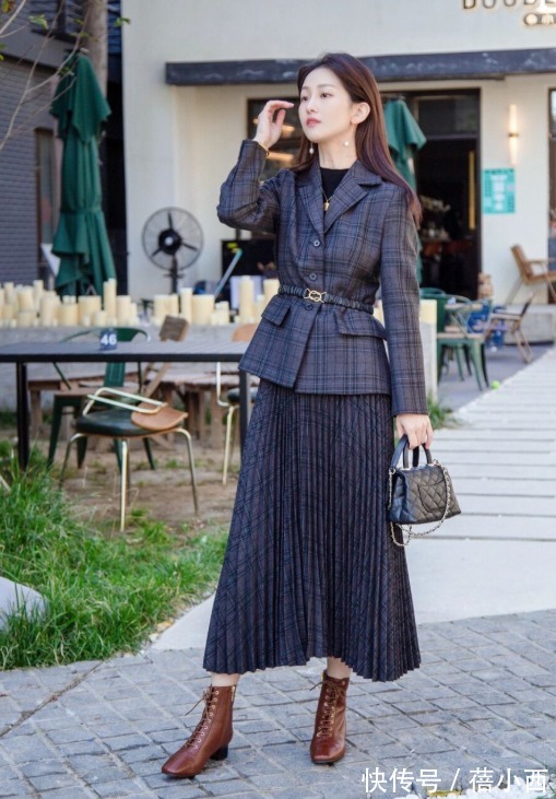 博主 春天穿“百褶裙”最优雅!建议多搭配针织衫,西装外套时髦又高级