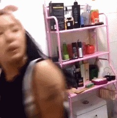 |搞笑GIF图：新娘子你有点过分了，拉的有点高了啊！