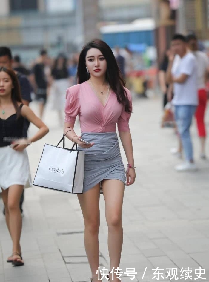 裙子|街拍:粉红色的小姐姐,穿上一条女人味十足的裙子,尽显清新甜美
