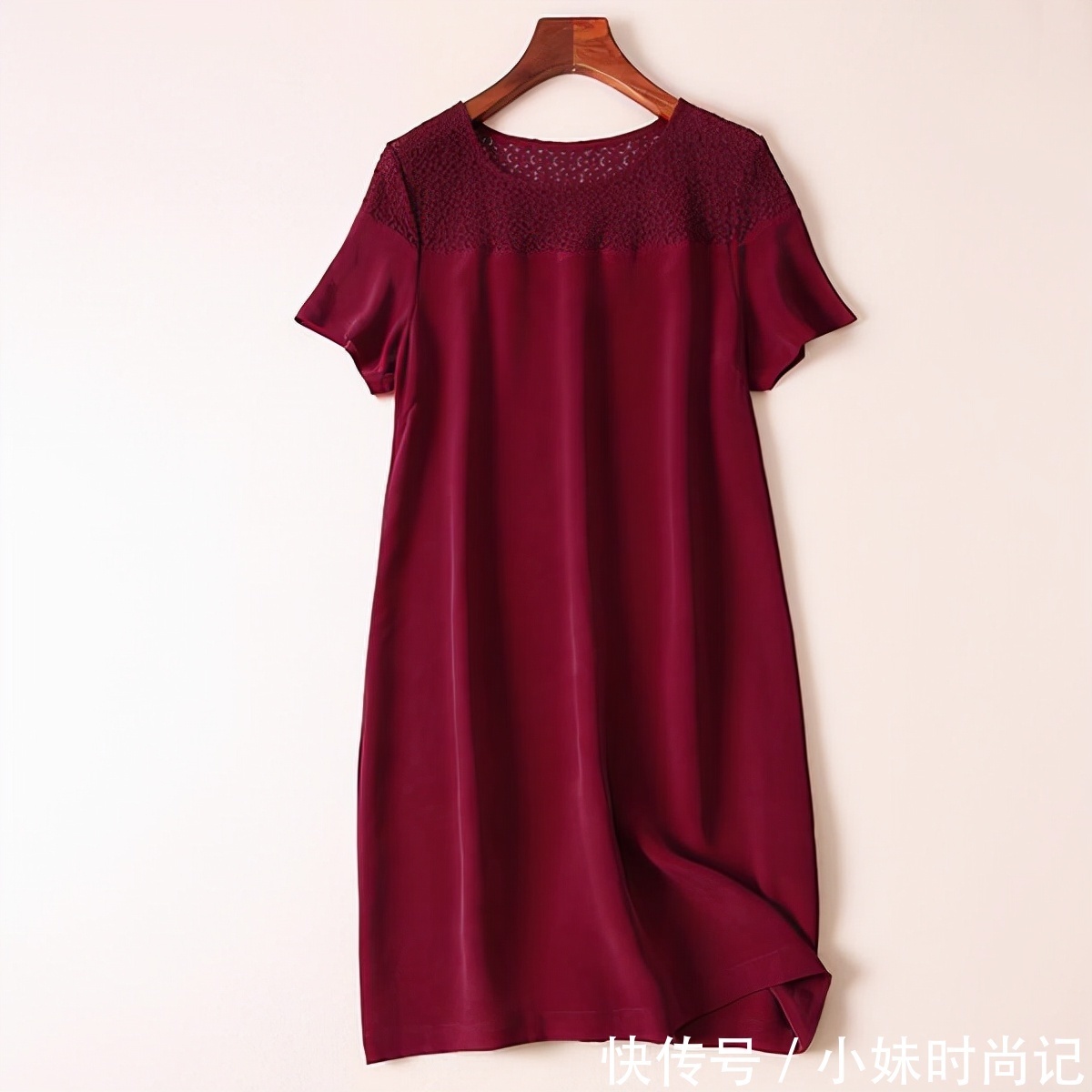 瘦真丝 深色系的连衣裙,女人尊贵文艺的腔调又很倾城