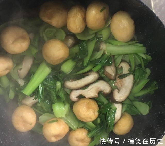 香菇油面筋炒青菜，家常素菜，咸香入味！