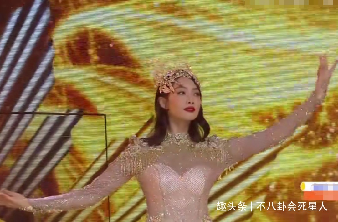 宋茜|金鹰开幕事故多汪涵主持团假唱,巨大黑影挡镜,关晓彤尴尬接话