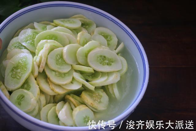 储存|夏天把黄瓜冷冻起来,留到冬天炒肉吃,特别香,我每年都做