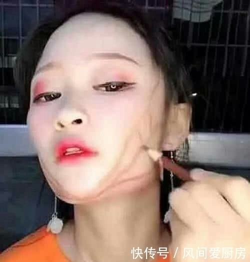 女孩|女孩自创“瓜子脸”，低头瞬间涨粉80万，网友：比整容强太多了