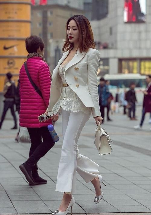 莫代尔|修身打底衫,搭配非对称设计短裙,更显自信