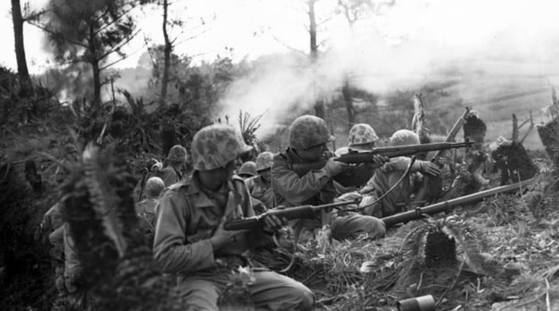 美国|冲绳岛战役,一个小女孩举着白旗向美军投降,她后来怎么样了?