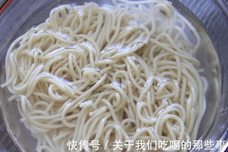 荷包蛋|做凉面时，面条别用开水煮，牢记4个技巧，面根根分明，爽滑筋道