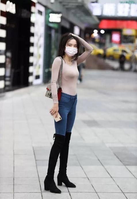 牛仔裤|卡其色打底衫配牛仔裤,尽显高级质感的美,美的自信有范