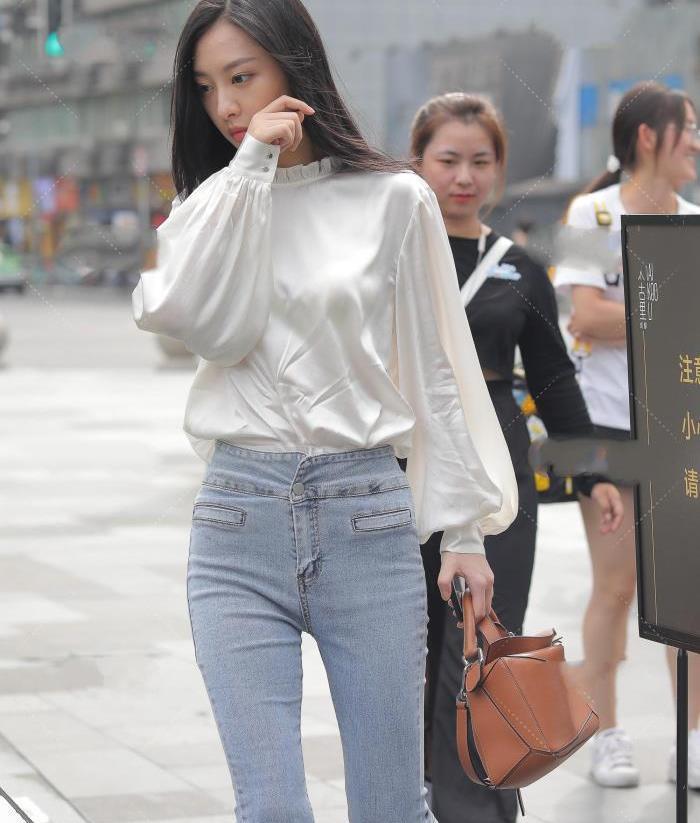衬衫|美女“白色丝质长袖衬衫”搭配浅色牛仔裤,清爽舒适,气质十足