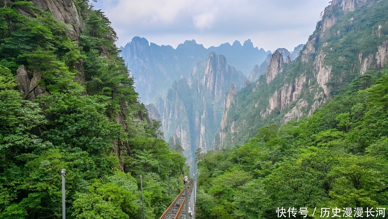 穿过云海的小火车，不用爬山就能饱览黄山美景，仿佛在仙境