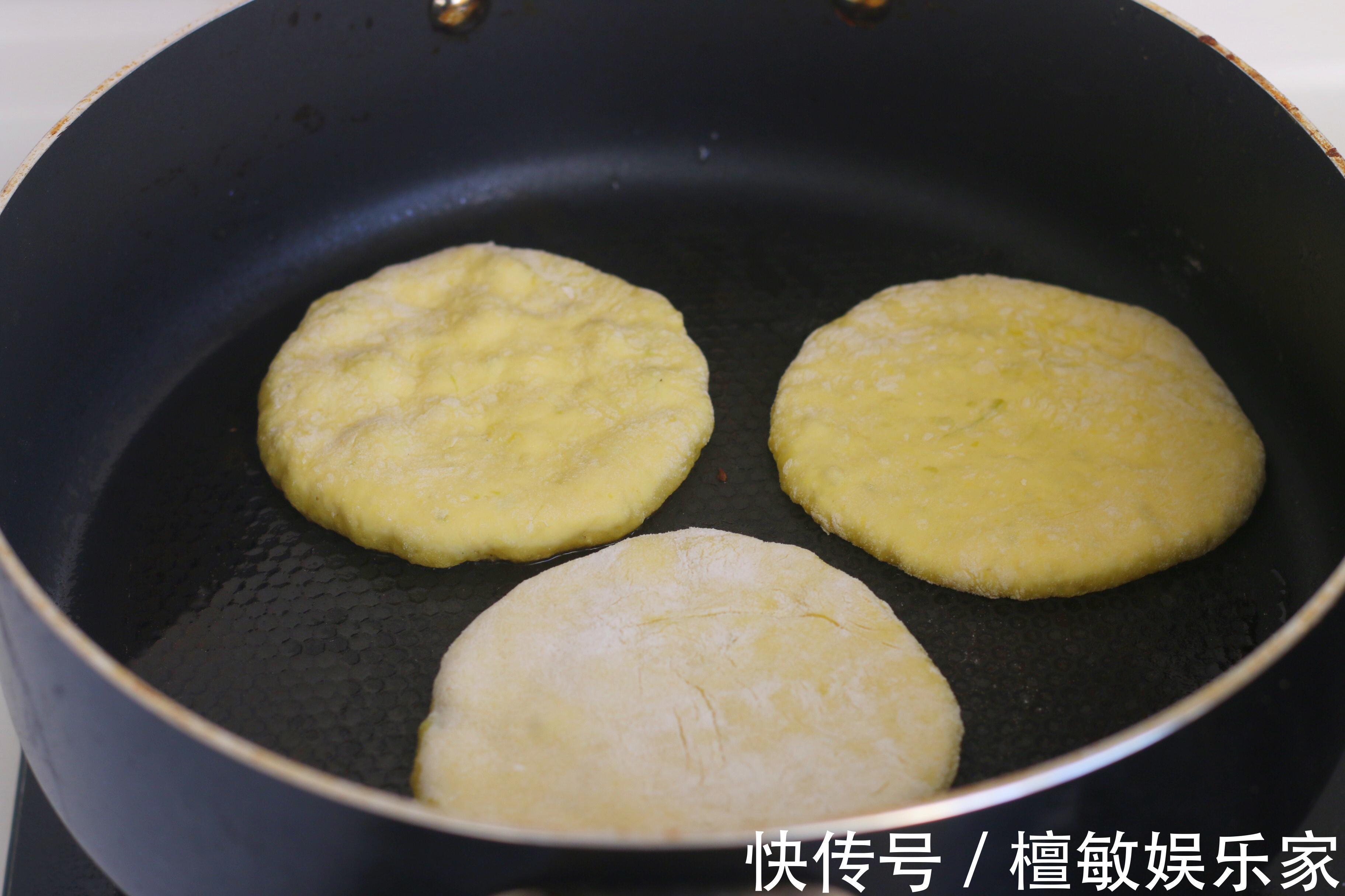 南瓜季|用南瓜做饼，又软又香甜，如果不制止，孩子会拿起第三个第四个