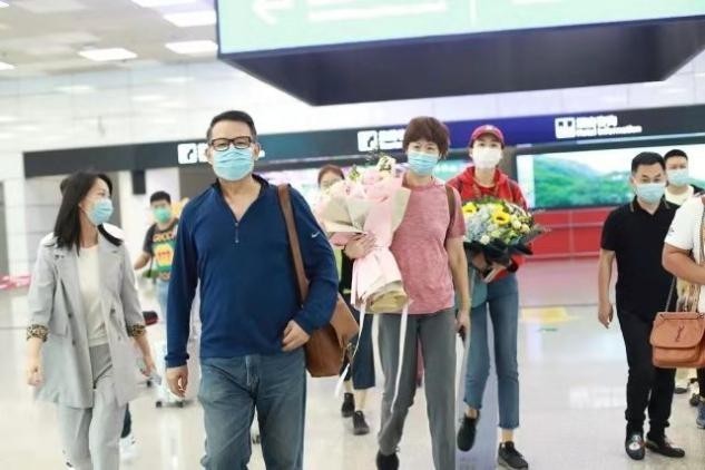 机场|郎平一家走机场,人均180比旁边人高一截,便装穿出强大气场