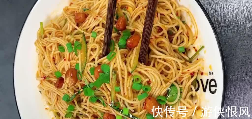 凉拌面怎么做好吃？香辣汁是灵魂，酸辣咸鲜促进食欲挑战味蕾