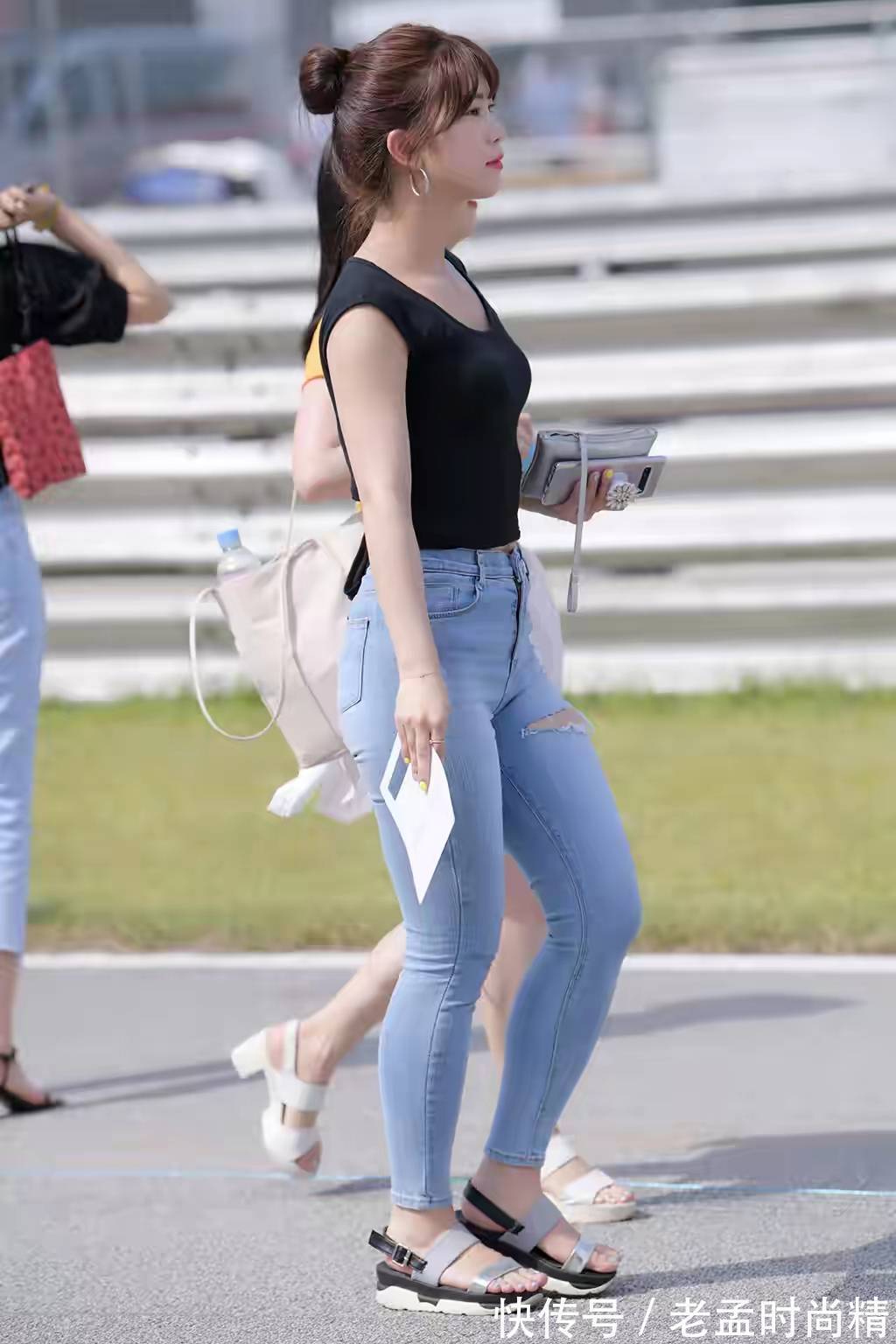 版型|无袖背心搭配破洞牛仔裤,简单舒适又修饰臀型,梨形身材也能穿