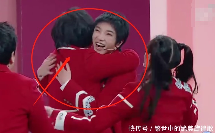 节目 有种“避嫌”叫华晨宇，当关晓彤索求抱抱时，他的做法堪称高情商