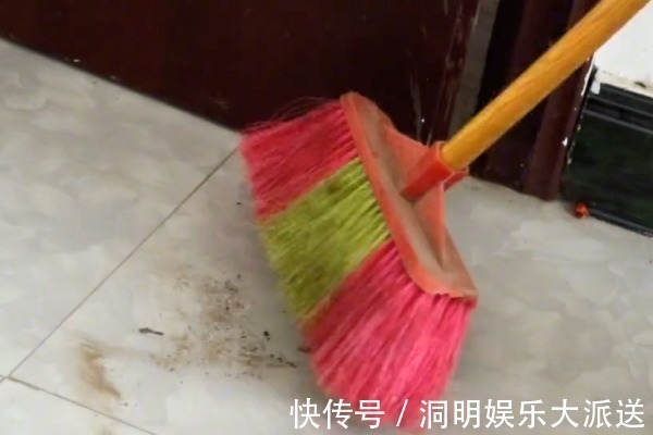 家里用扫帚扫地的要留意,我也是刚刚知道的,抓紧时间提醒家人!