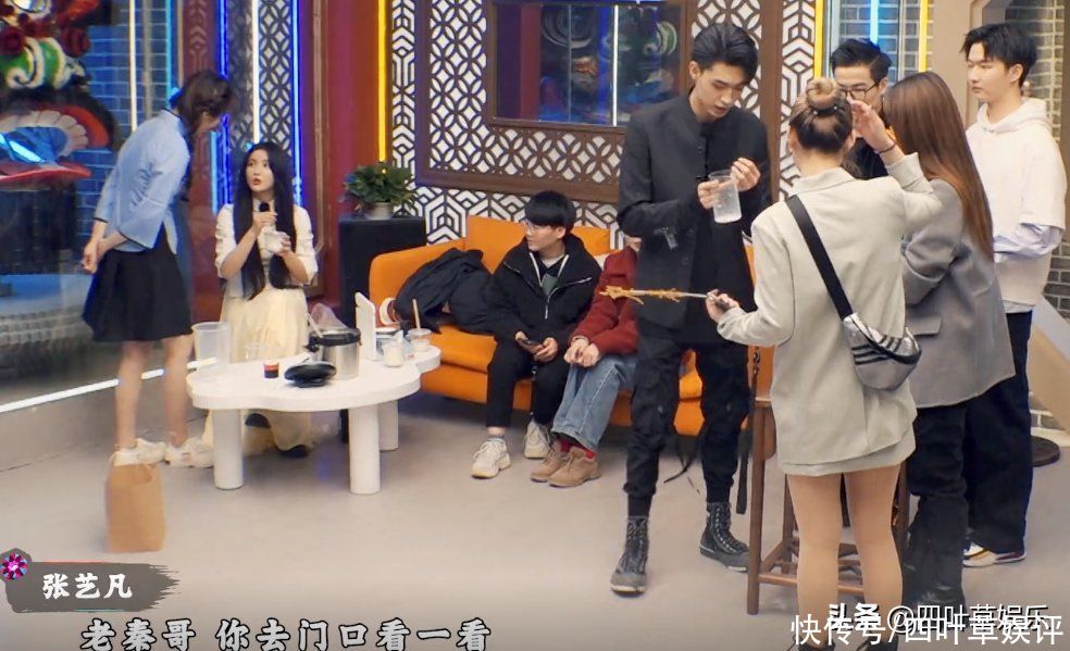 秦霄贤担任代理馆长，首日经营忙中有错，不敢指挥硬糖少女是硬伤