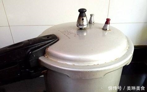 夏天|夏天就要自制咸鸭蛋,沙酥流油,营养丰富,空口吃才过瘾!