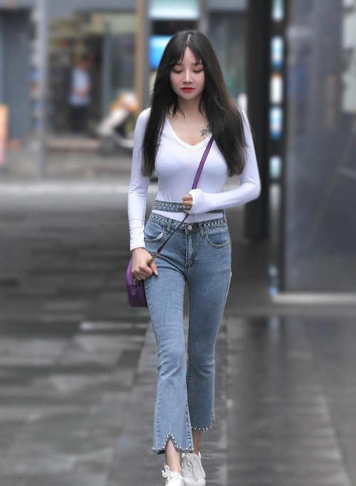 牛仔短裤搭配白上衣,更能体现女性魅力#时尚穿搭# #时尚街拍#